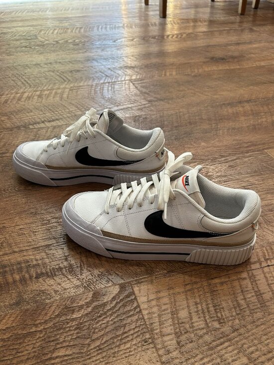 Nike Shoes - Women's Nike Court Legacy Lift sneaker, size 9